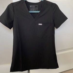 Figs women’s Catarina 1 pocket scrub top, black.